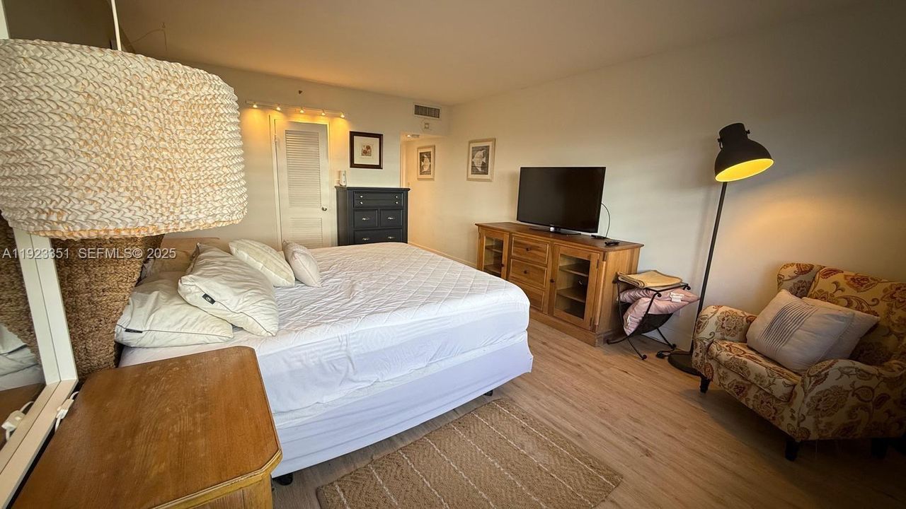 For Rent: $3,500 (1 beds, 1 baths, 835 Square Feet)