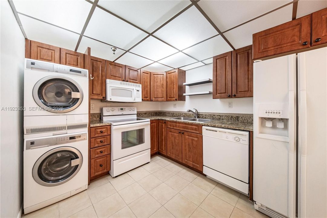 For Rent: $2,350 (2 beds, 2 baths, 1008 Square Feet)