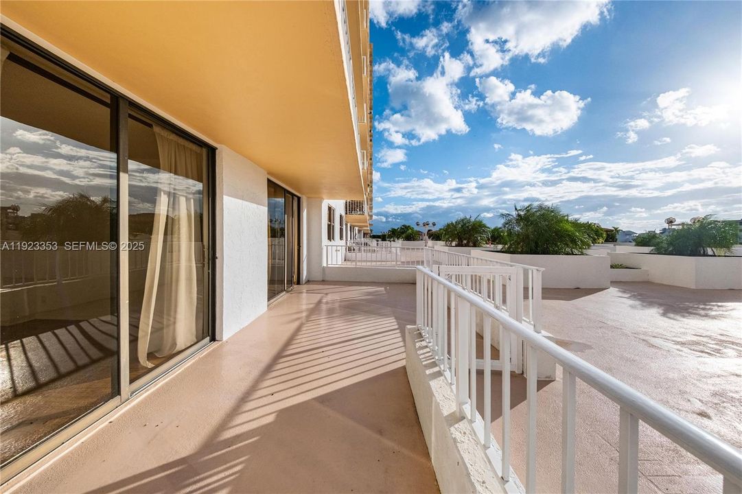 For Rent: $2,350 (2 beds, 2 baths, 1008 Square Feet)