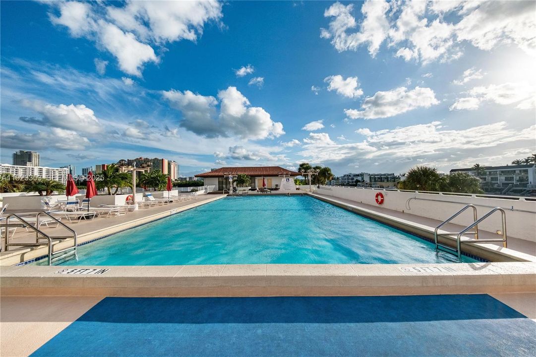 For Rent: $2,350 (2 beds, 2 baths, 1008 Square Feet)