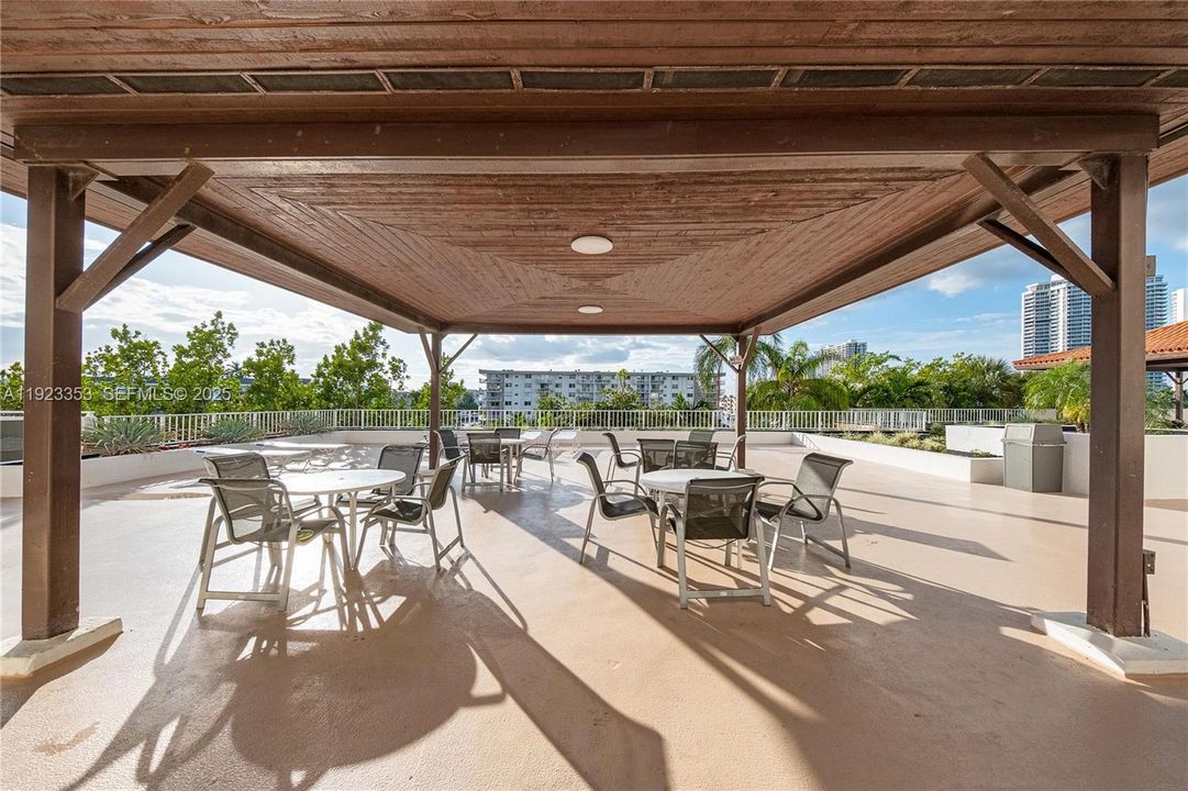 For Rent: $2,350 (2 beds, 2 baths, 1008 Square Feet)