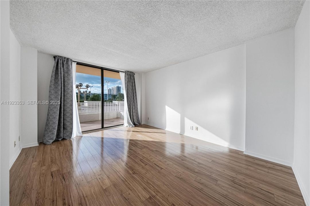 For Rent: $2,350 (2 beds, 2 baths, 1008 Square Feet)