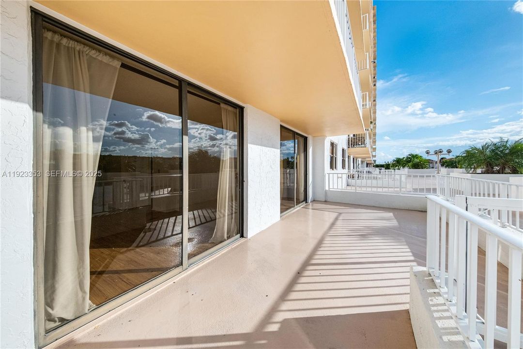 For Rent: $2,350 (2 beds, 2 baths, 1008 Square Feet)