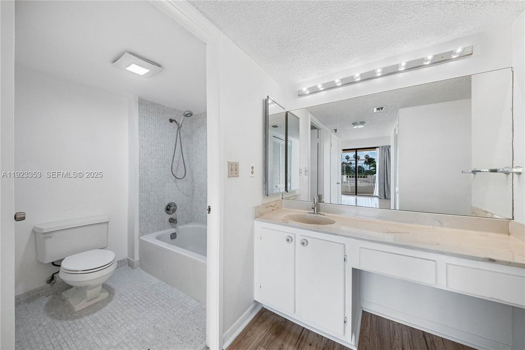 For Rent: $2,350 (2 beds, 2 baths, 1008 Square Feet)