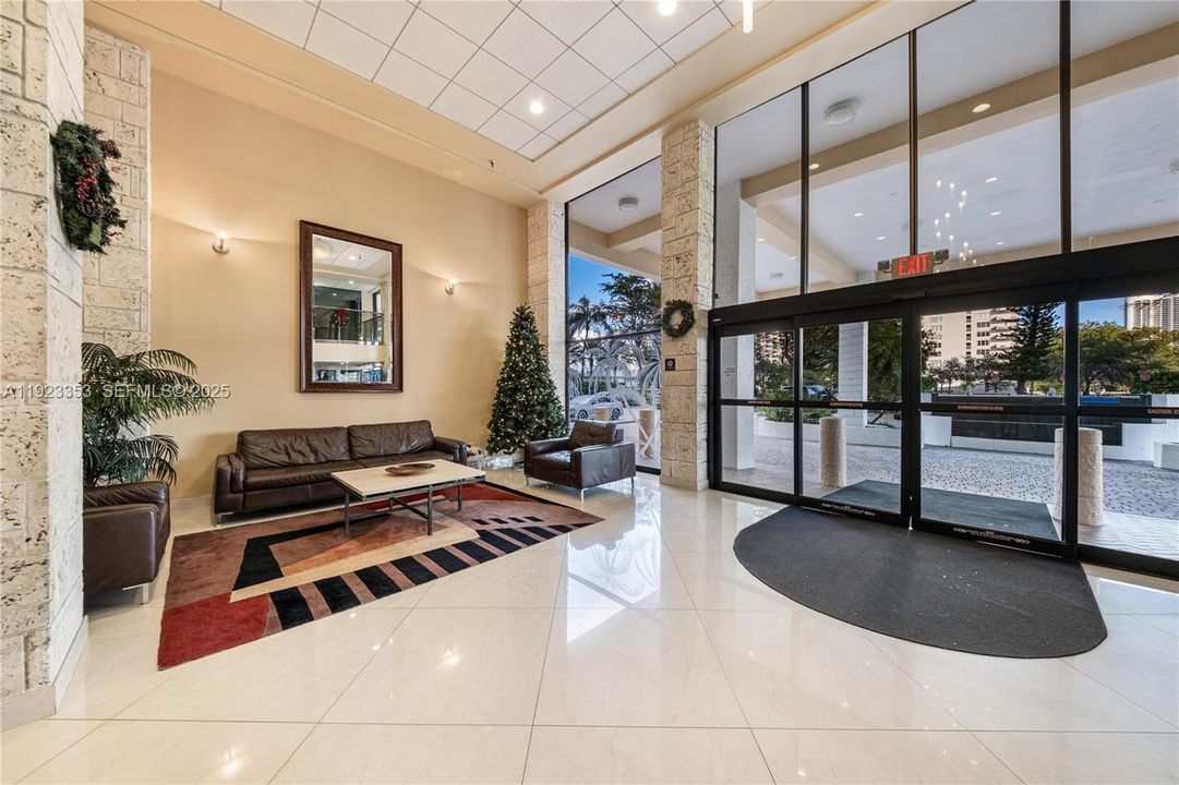 For Rent: $2,350 (2 beds, 2 baths, 1008 Square Feet)