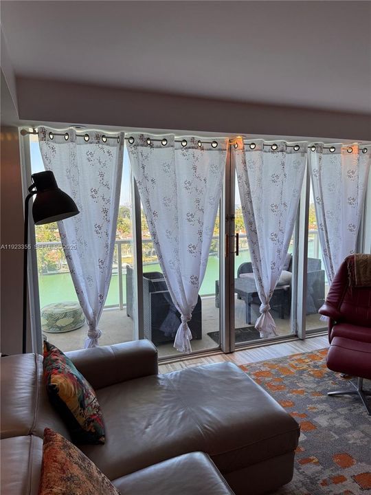 For Sale: $575,000 (2 beds, 2 baths, 1442 Square Feet)