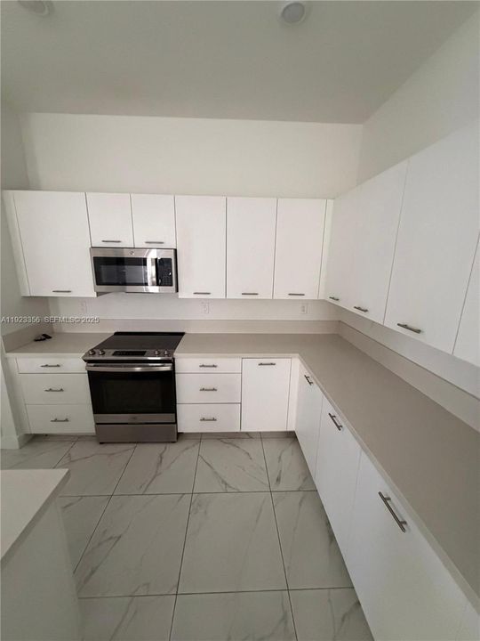 В аренду: $5,300 (3 спален, 2 ванн, 2047 Квадратных фут)