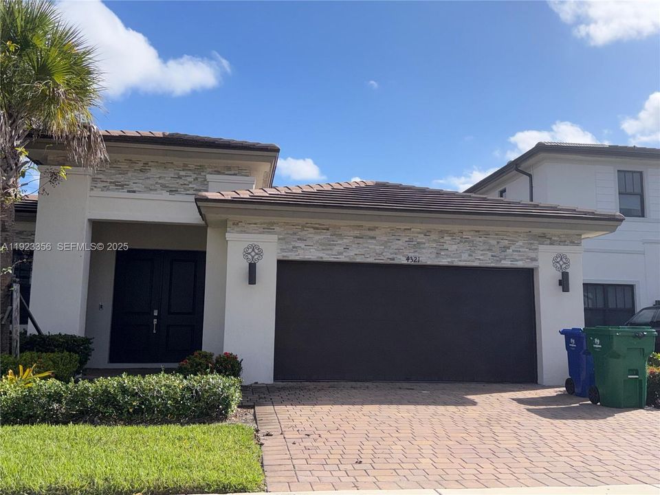 В аренду: $5,300 (3 спален, 2 ванн, 2047 Квадратных фут)