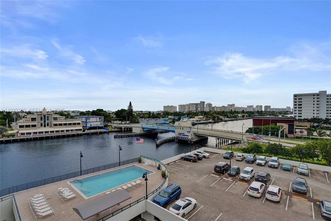 For Sale: $499,000 (2 beds, 2 baths, 1107 Square Feet)