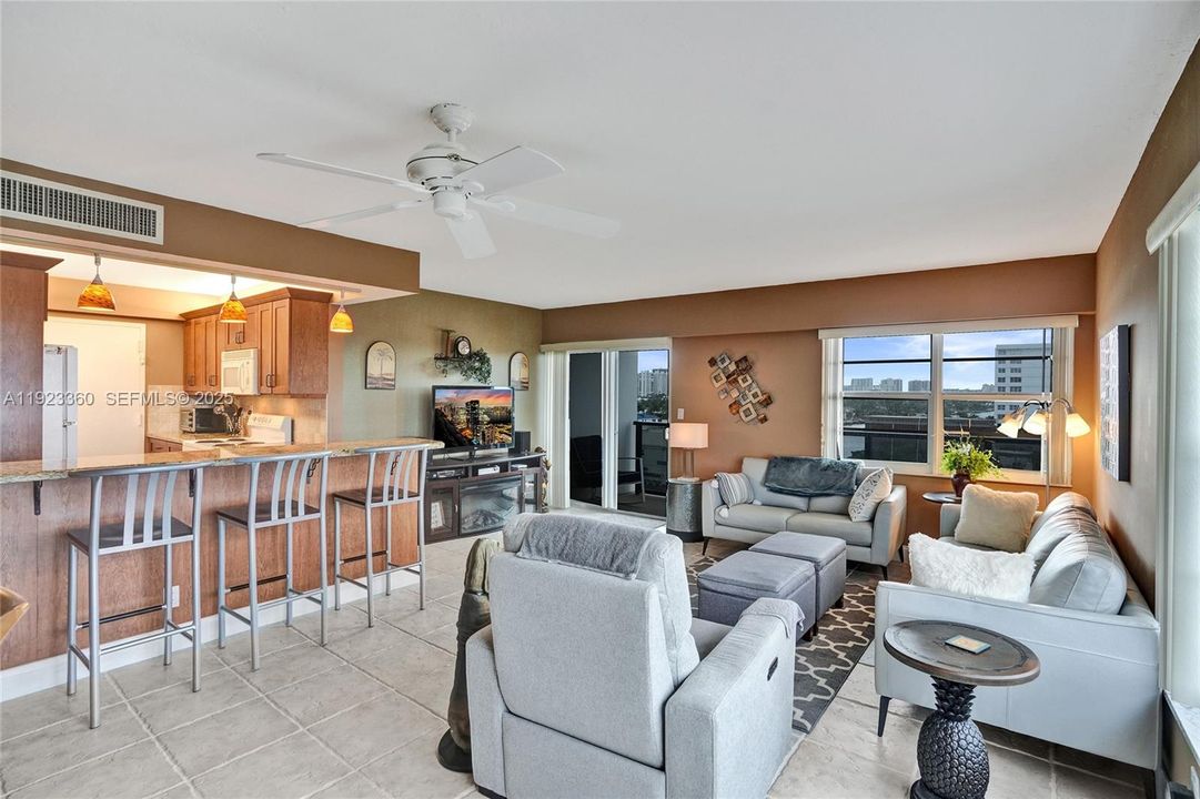 For Sale: $499,000 (2 beds, 2 baths, 1107 Square Feet)