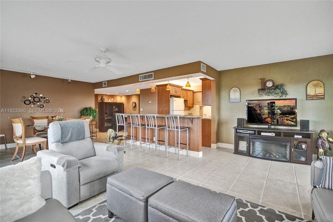For Sale: $499,000 (2 beds, 2 baths, 1107 Square Feet)