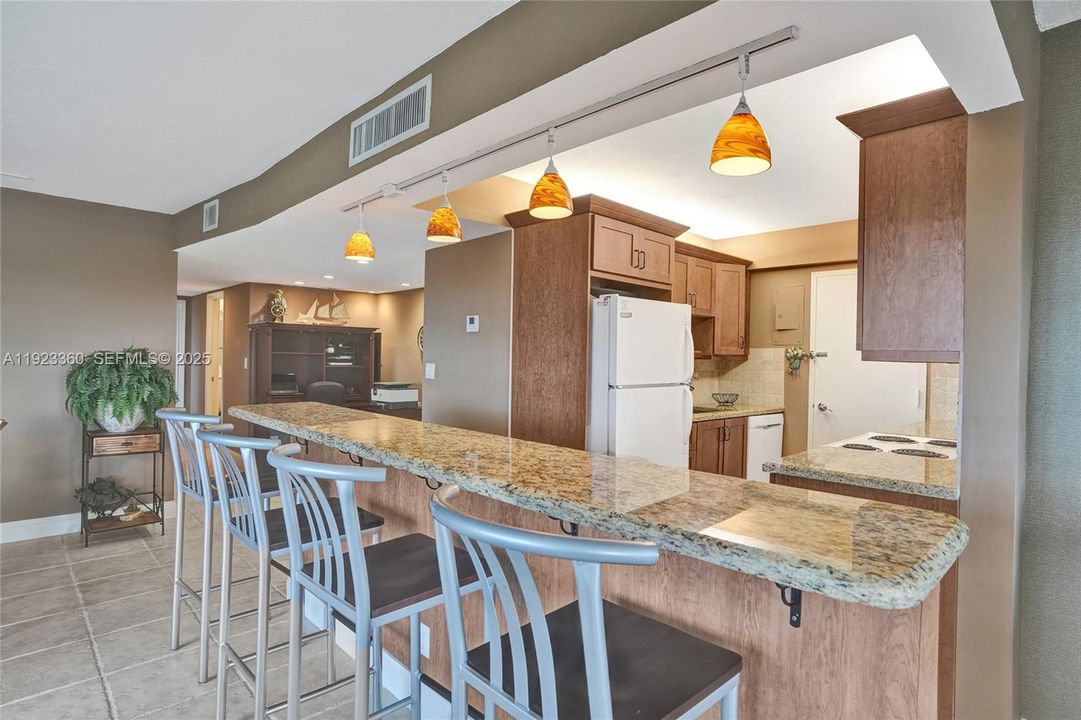 For Sale: $499,000 (2 beds, 2 baths, 1107 Square Feet)