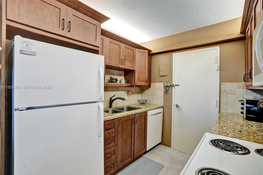 For Sale: $499,000 (2 beds, 2 baths, 1107 Square Feet)