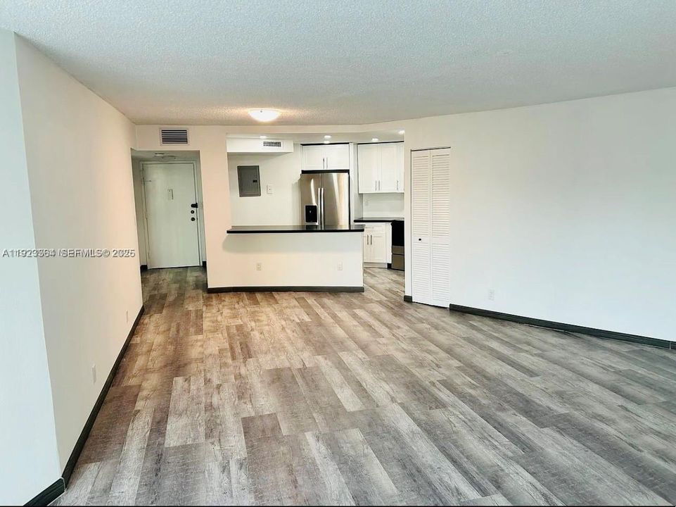 For Rent: $2,000 (1 beds, 1 baths, 875 Square Feet)