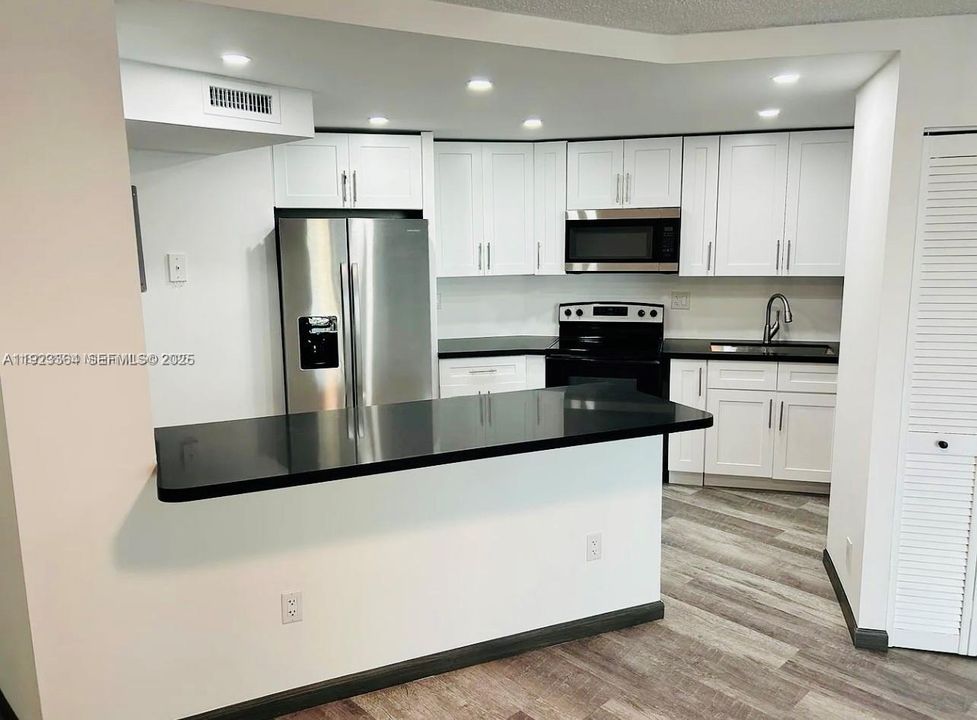 For Rent: $2,000 (1 beds, 1 baths, 875 Square Feet)