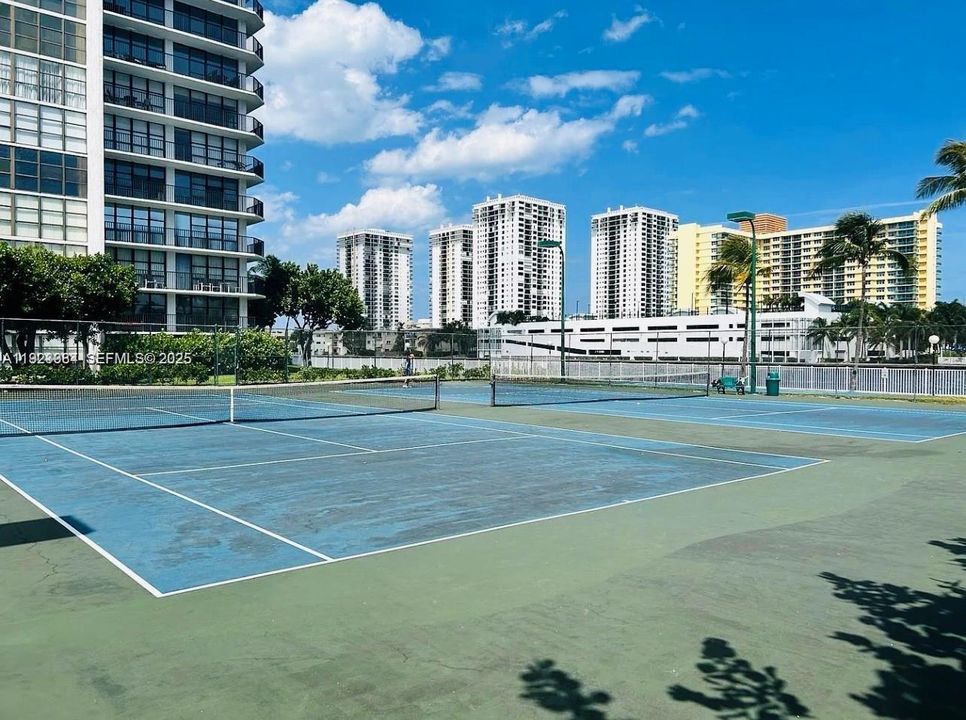 For Rent: $2,000 (1 beds, 1 baths, 875 Square Feet)