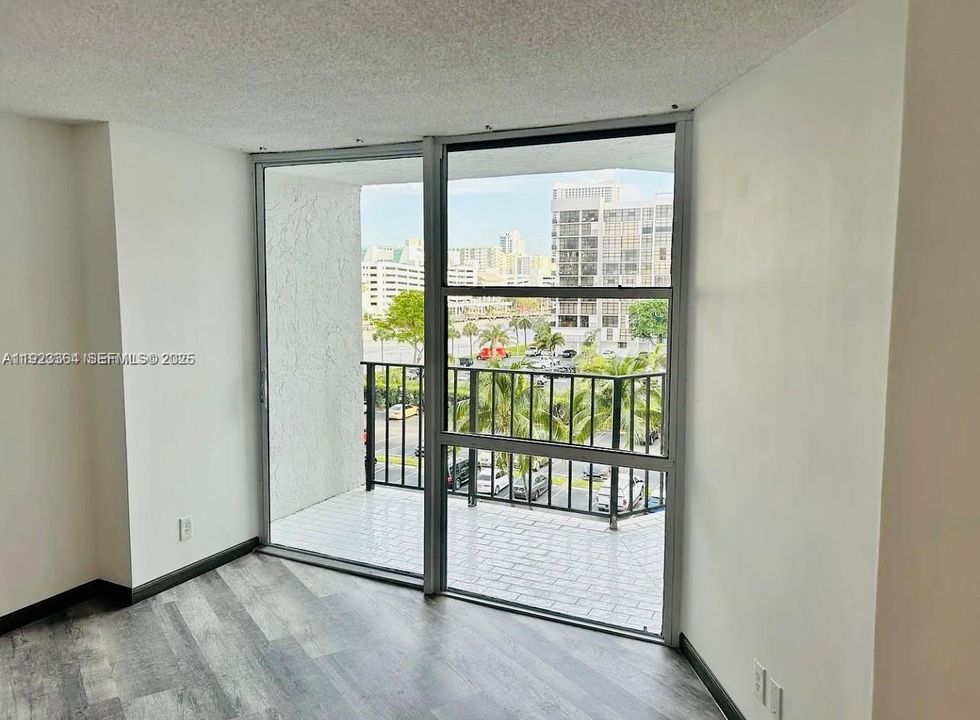 For Rent: $2,000 (1 beds, 1 baths, 875 Square Feet)