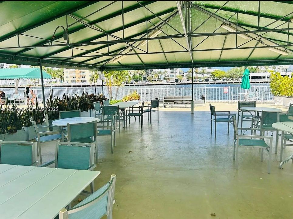 For Rent: $2,000 (1 beds, 1 baths, 875 Square Feet)