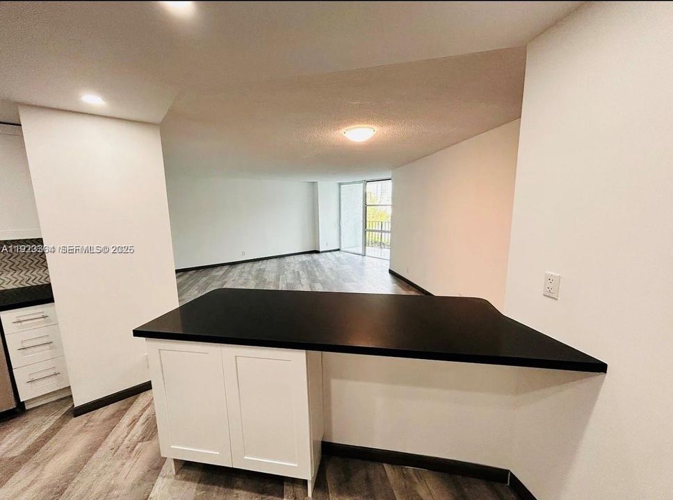 For Rent: $2,000 (1 beds, 1 baths, 875 Square Feet)