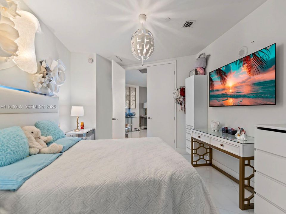 For Sale: $1,400,000 (2 beds, 2 baths, 1847 Square Feet)