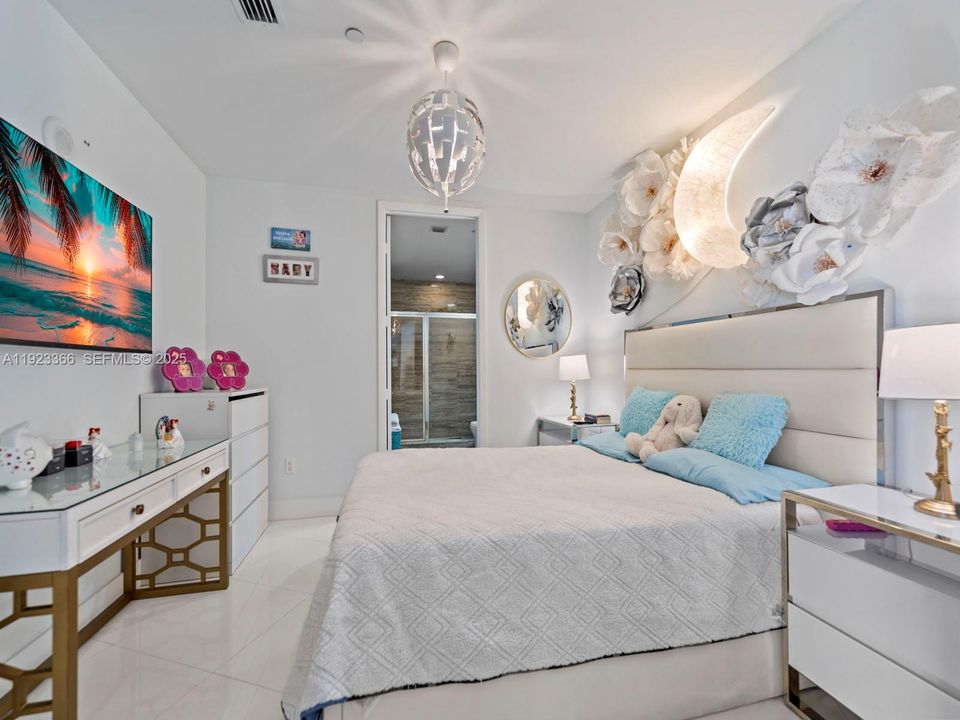 For Sale: $1,400,000 (2 beds, 2 baths, 1847 Square Feet)