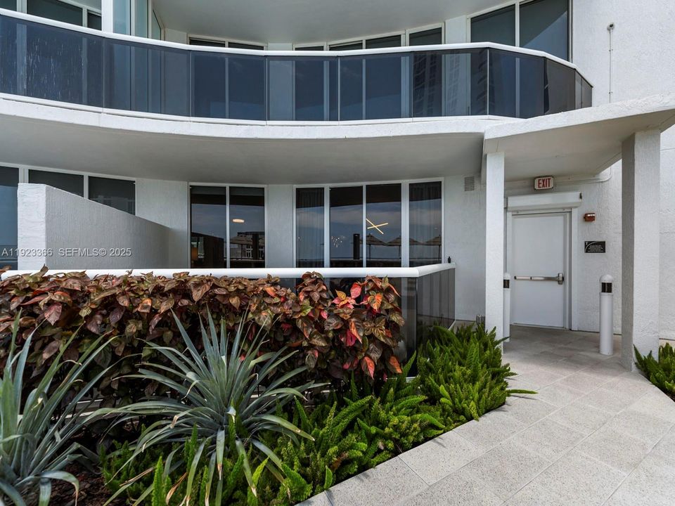 For Sale: $1,400,000 (2 beds, 2 baths, 1847 Square Feet)