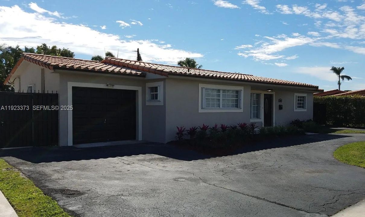 For Sale: $500,000 (3 beds, 2 baths, 1219 Square Feet)