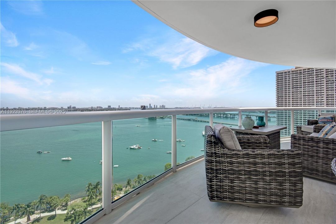 合同活跃: $1,475,000 (3 贝兹, 3 浴室, 2189 平方英尺)