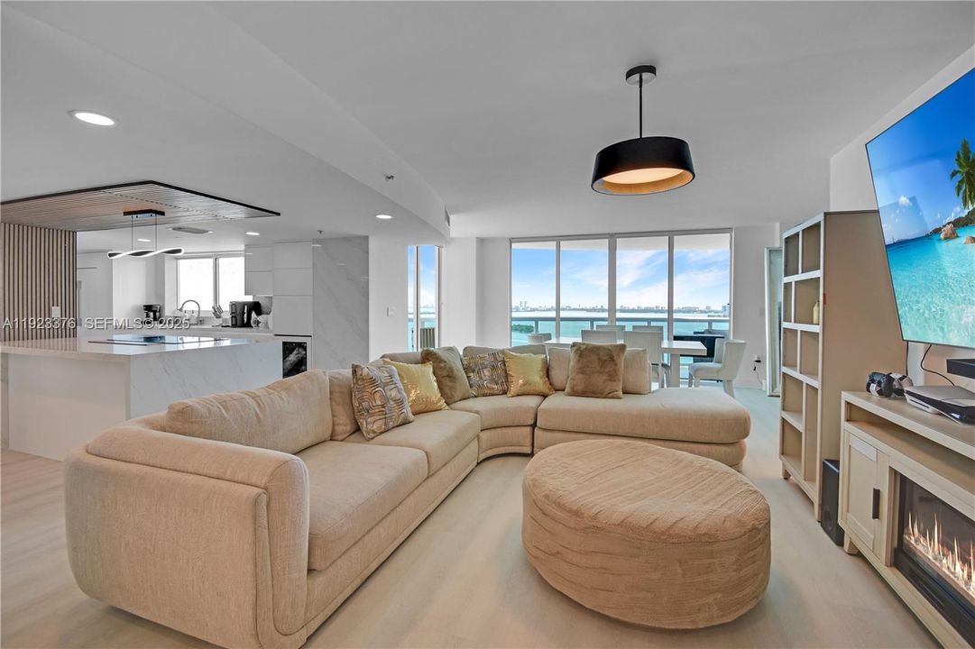 合同活跃: $1,475,000 (3 贝兹, 3 浴室, 2189 平方英尺)