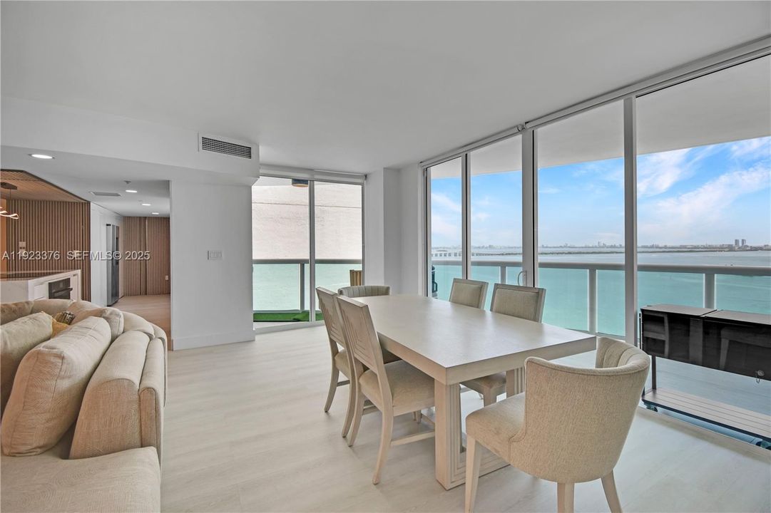 合同活跃: $1,475,000 (3 贝兹, 3 浴室, 2189 平方英尺)