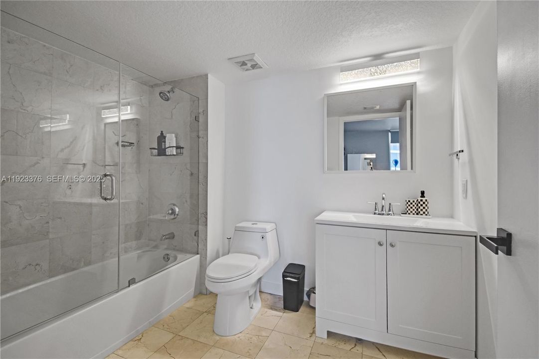 合同活跃: $1,475,000 (3 贝兹, 3 浴室, 2189 平方英尺)