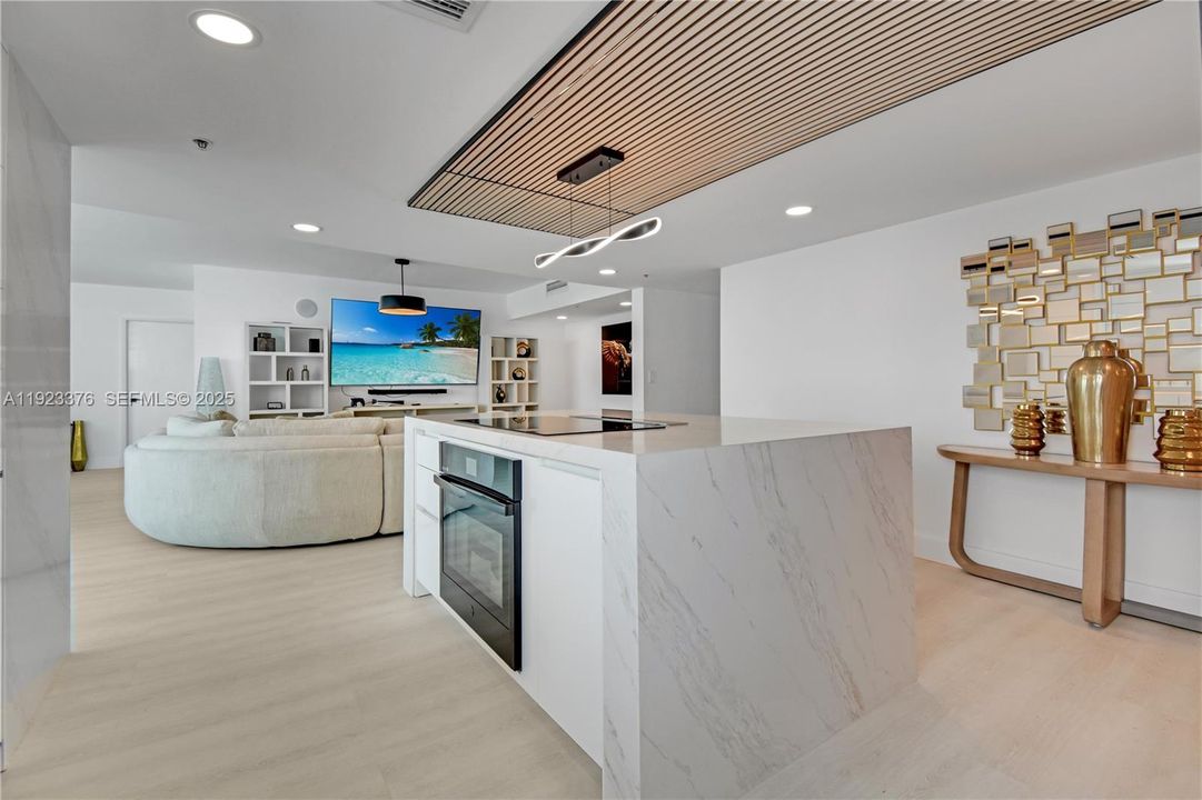 合同活跃: $1,475,000 (3 贝兹, 3 浴室, 2189 平方英尺)