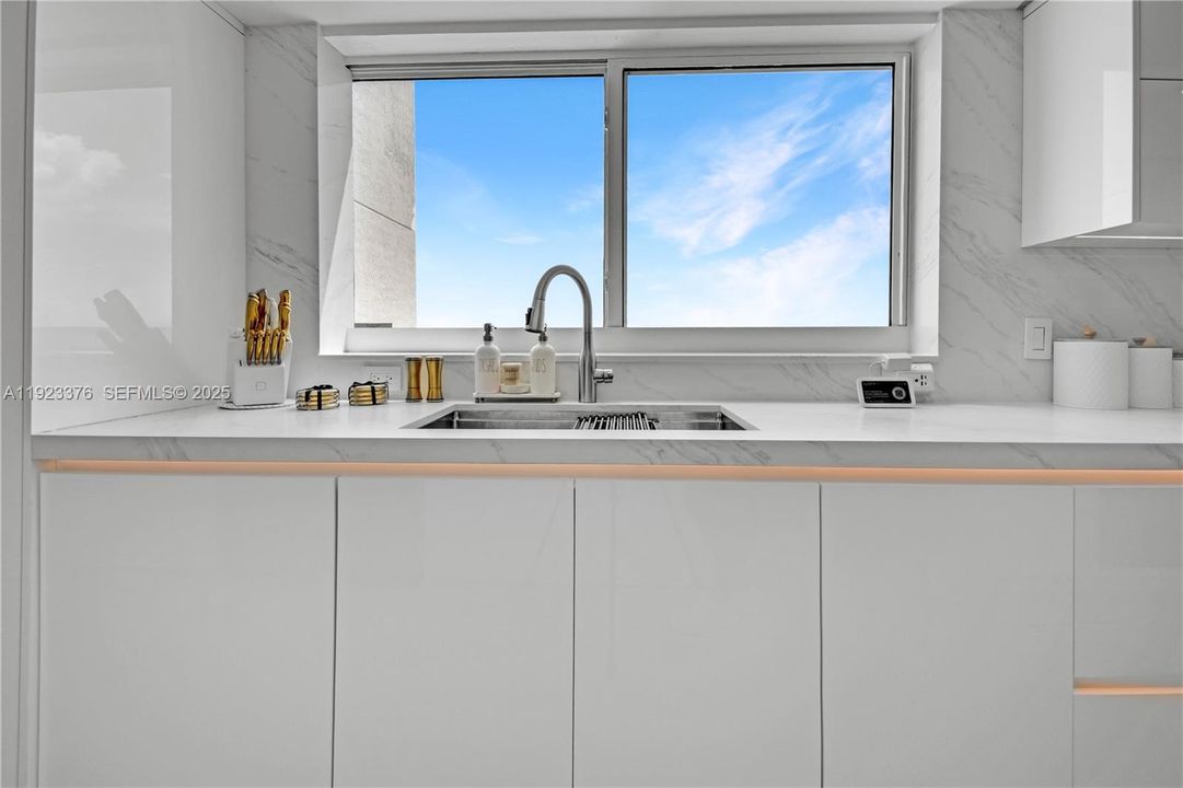 合同活跃: $1,475,000 (3 贝兹, 3 浴室, 2189 平方英尺)