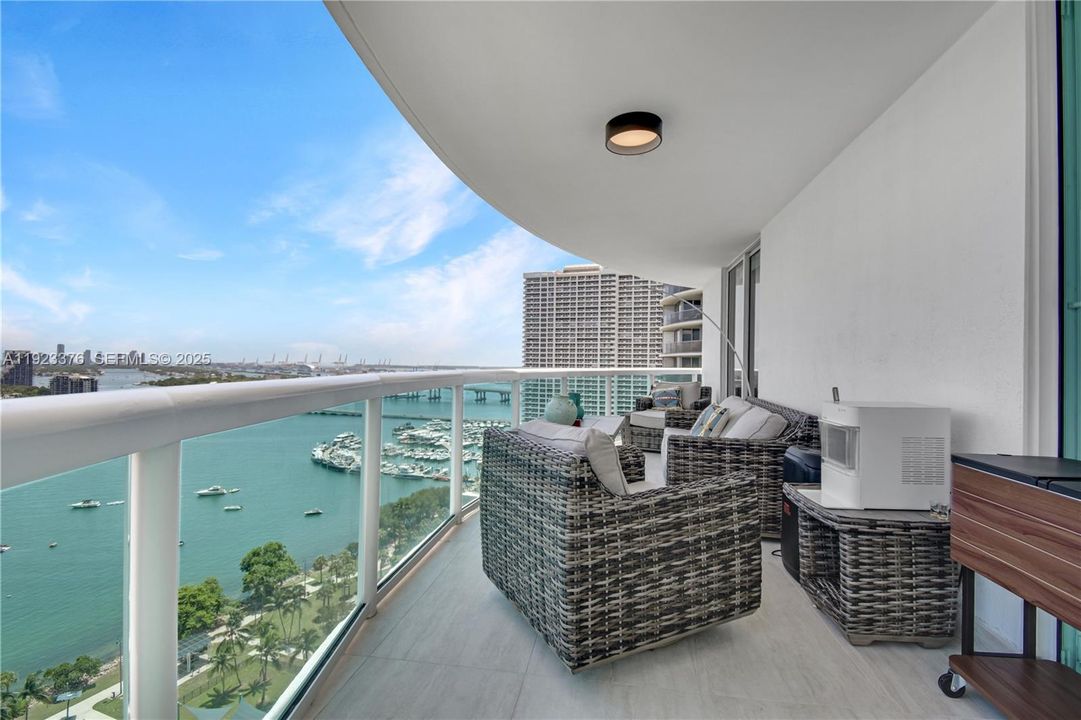 合同活跃: $1,475,000 (3 贝兹, 3 浴室, 2189 平方英尺)