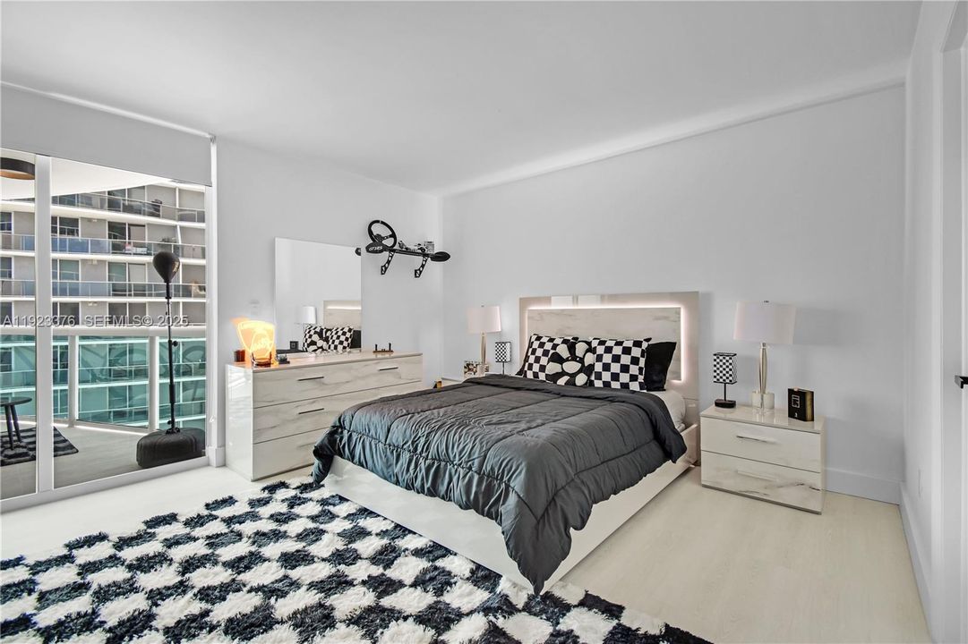 合同活跃: $1,475,000 (3 贝兹, 3 浴室, 2189 平方英尺)