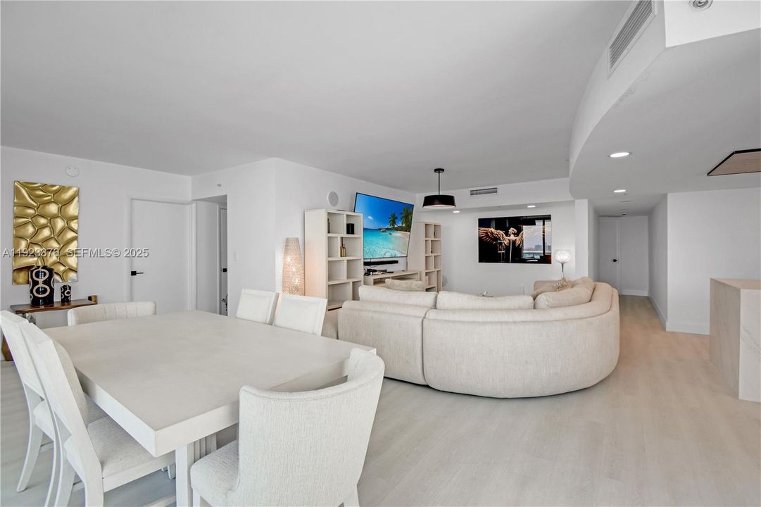 合同活跃: $1,475,000 (3 贝兹, 3 浴室, 2189 平方英尺)