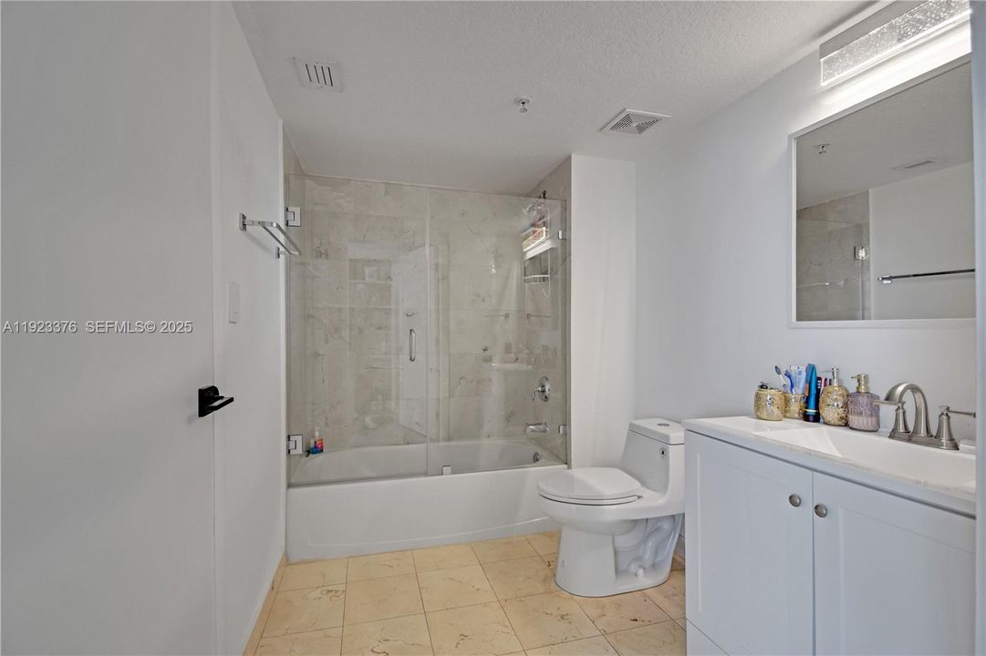 合同活跃: $1,475,000 (3 贝兹, 3 浴室, 2189 平方英尺)