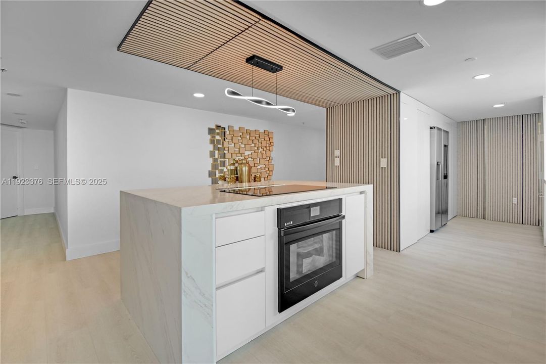 合同活跃: $1,475,000 (3 贝兹, 3 浴室, 2189 平方英尺)