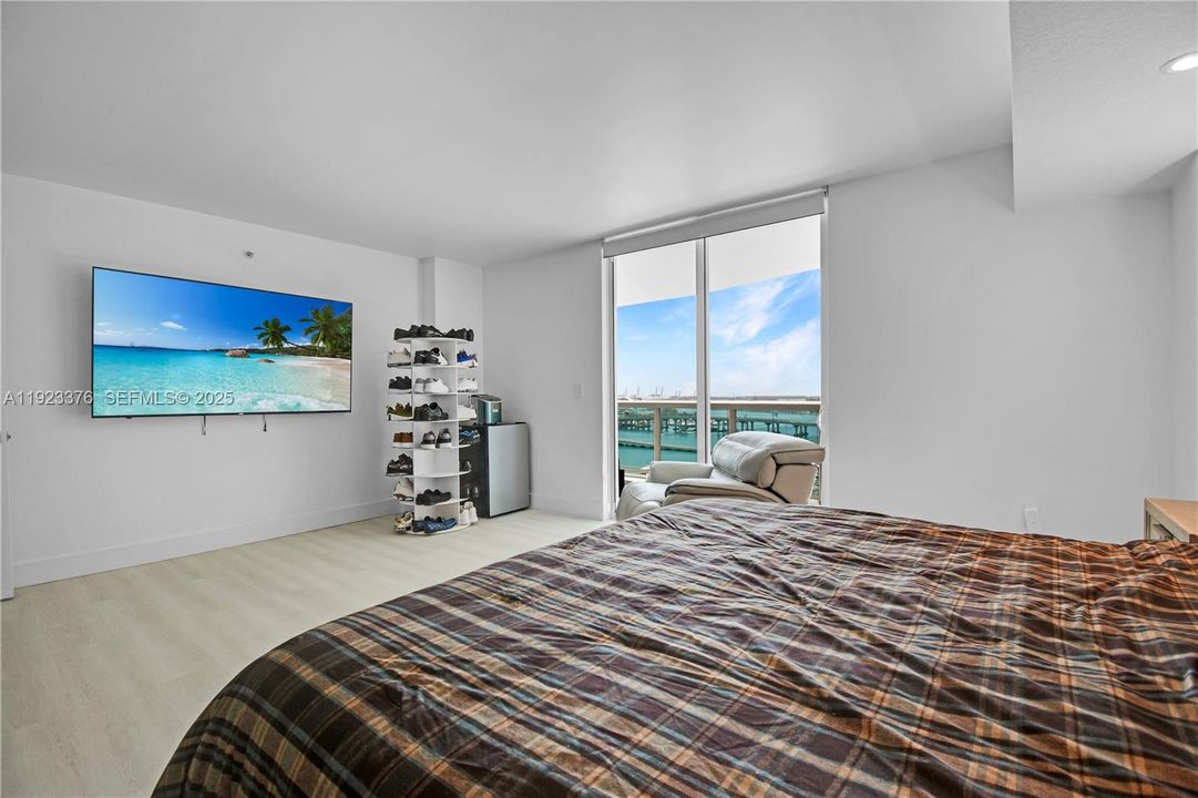 合同活跃: $1,475,000 (3 贝兹, 3 浴室, 2189 平方英尺)