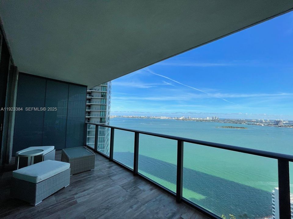 For Sale: $985,000 (2 beds, 3 baths, 1151 Square Feet)