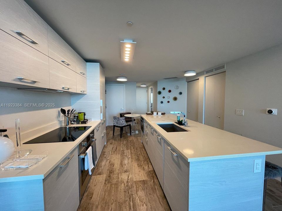 For Sale: $985,000 (2 beds, 3 baths, 1151 Square Feet)