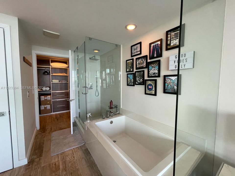 For Sale: $985,000 (2 beds, 3 baths, 1151 Square Feet)