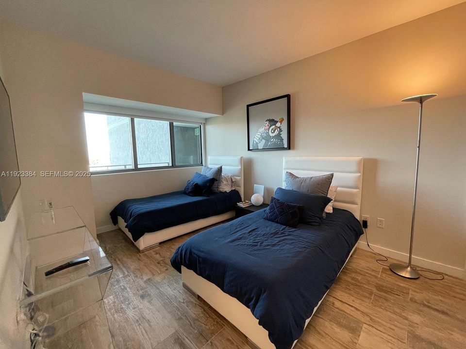 For Sale: $985,000 (2 beds, 3 baths, 1151 Square Feet)