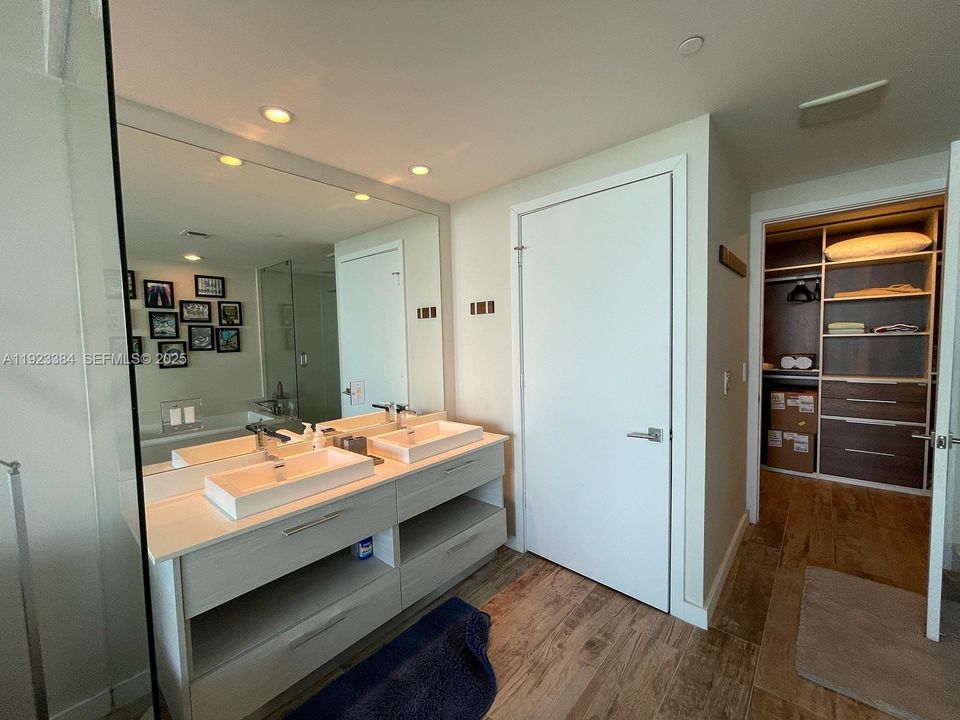 For Sale: $985,000 (2 beds, 3 baths, 1151 Square Feet)