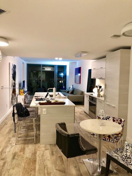 For Sale: $985,000 (2 beds, 3 baths, 1151 Square Feet)