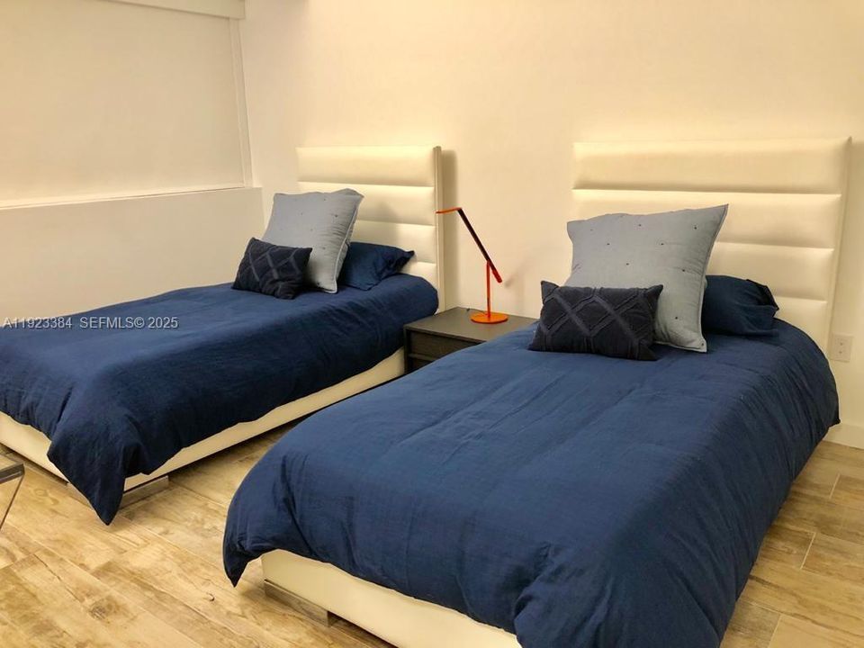 For Sale: $985,000 (2 beds, 3 baths, 1151 Square Feet)