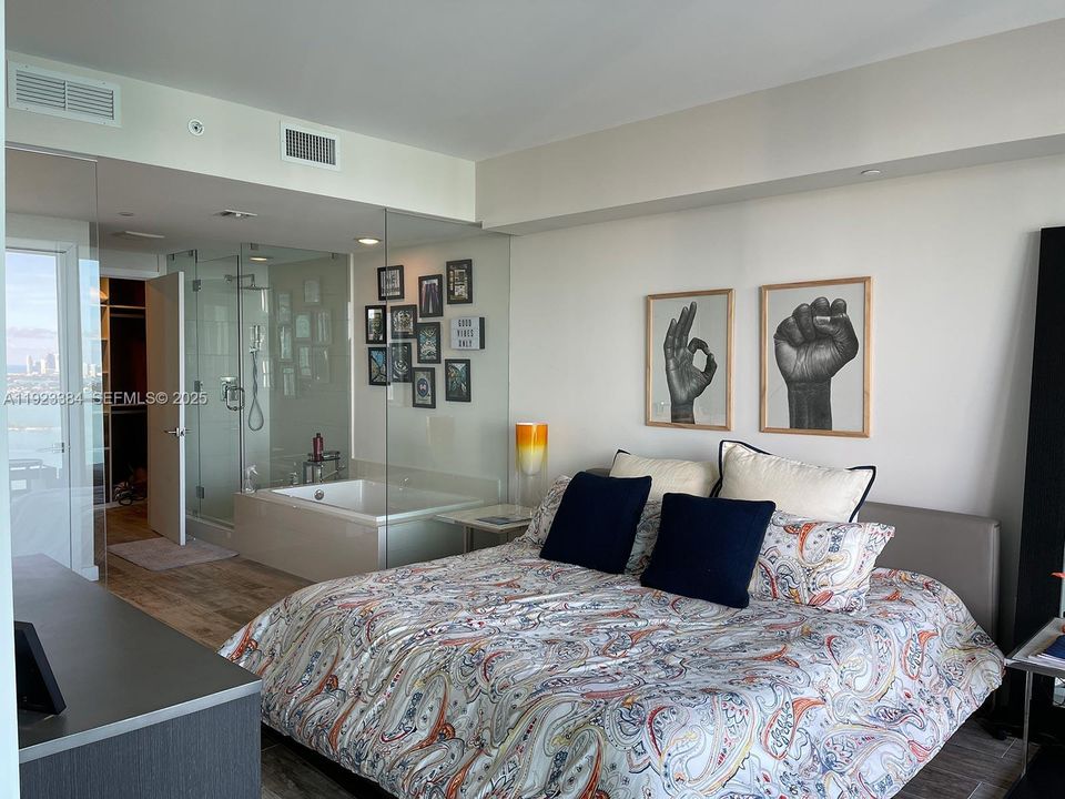 For Sale: $985,000 (2 beds, 3 baths, 1151 Square Feet)