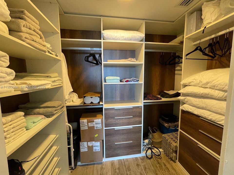 For Sale: $985,000 (2 beds, 3 baths, 1151 Square Feet)