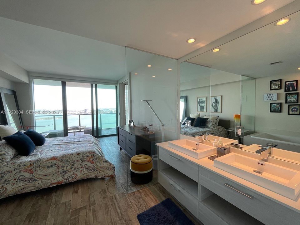 For Sale: $985,000 (2 beds, 3 baths, 1151 Square Feet)