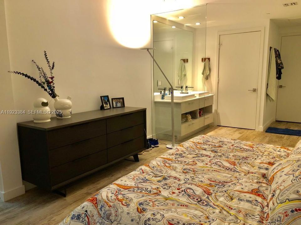 For Sale: $985,000 (2 beds, 3 baths, 1151 Square Feet)